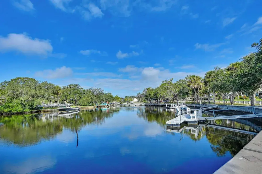 Relax on the Grand River! Bright Waterfront Home
