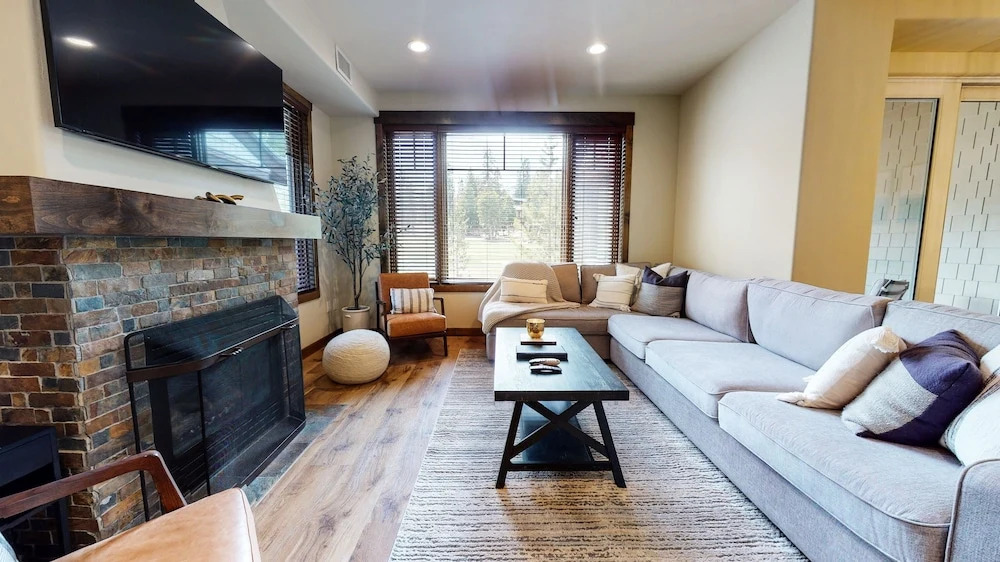 Woodwinds 1265 Luxury Townhouse, Private Hot Tub, 2 Car Garage by RedAwning