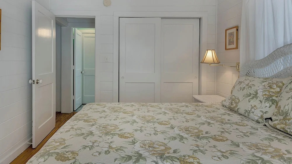 Beautiful Original Seaside Cottage + Swim & Tennis Club: Sleeps 6