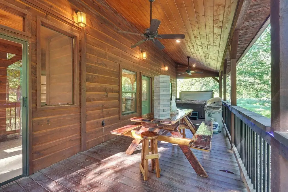 Walk to Restaurants: Hot Tub Haven in Broken Bow!