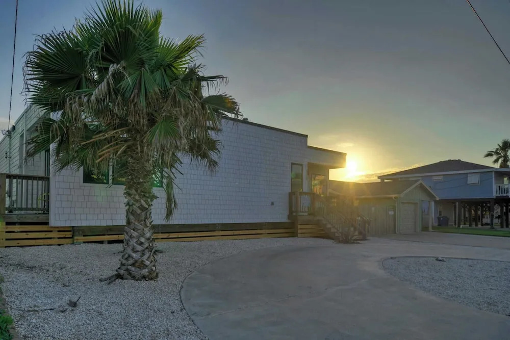 Modern Design, 3 Mins to the Beach Boat Parking The Beach Box by Avantstay