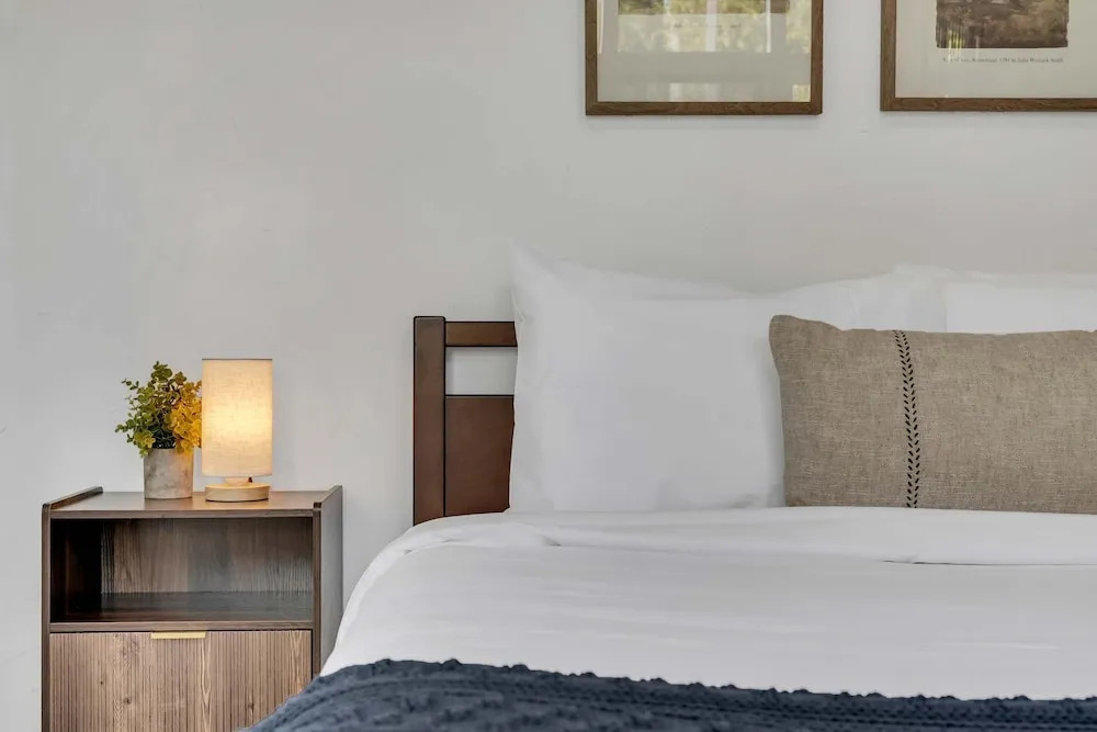 Spacious Stylish 2BR Retreat Near Victoria Park