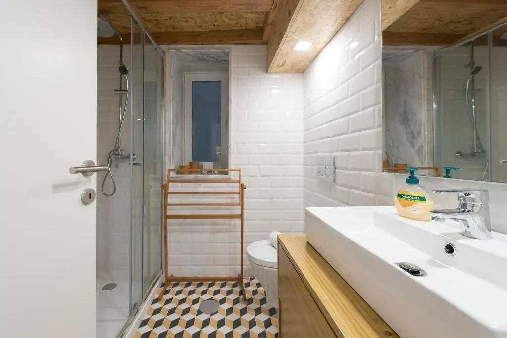 LovelyStay - Cozy Duplex with Patio right off train&metro station