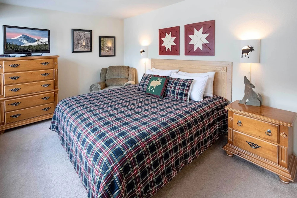 Steps to Ski Lifts - Condo w/ Walk-out Patio!