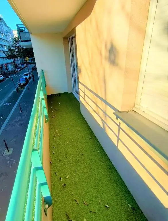 Lovely flat nearby Paris fully redone with free parking on premises and balcony