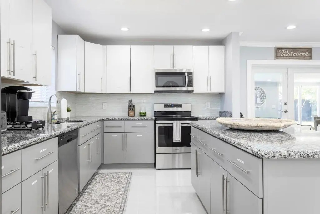 Amazing! 3br 2ba Sofa Bed, Near Beach, Heated Pool, Full Kitchen, WiFI, Patio, BBQ, Private Yard, Peaceful Neighborhood