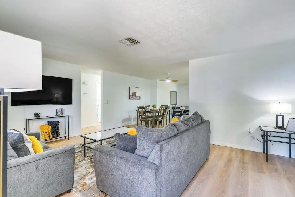 Home w/ Screened Porch, Near Weeki Wachee Springs!
