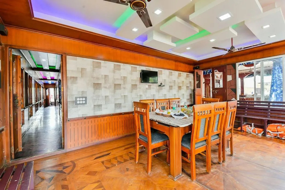 OYO 23210 KHBO Diamond Sharing Houseboat