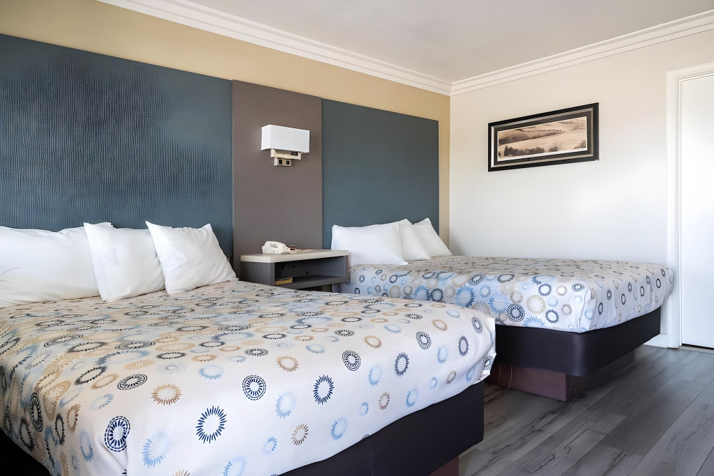 Solaire Inn & Suites