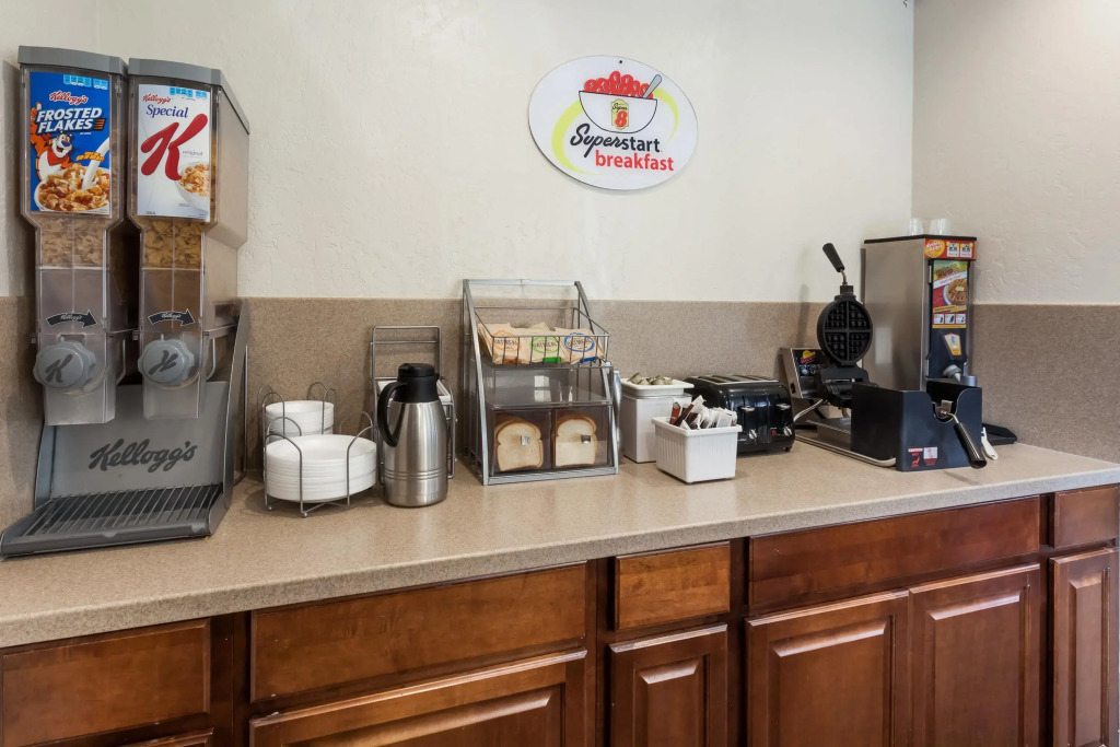 Super 8 by Wyndham Visalia