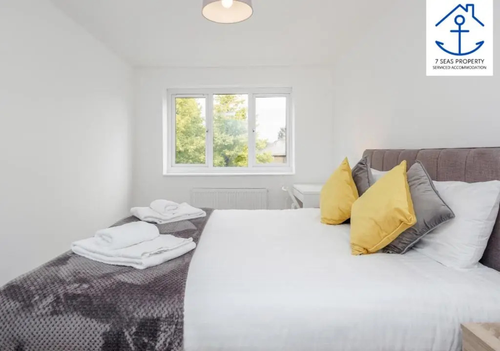 Luxury Two Bedroom by 7 Seas Property Serviced Accommodation Maidenhead with Parking