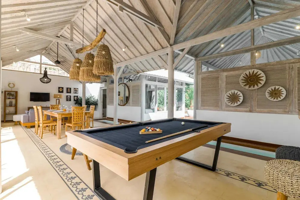 Villa Cemacase - Stylish 2BR Villa with Spacious Private Pool & Pool Table in Seseh