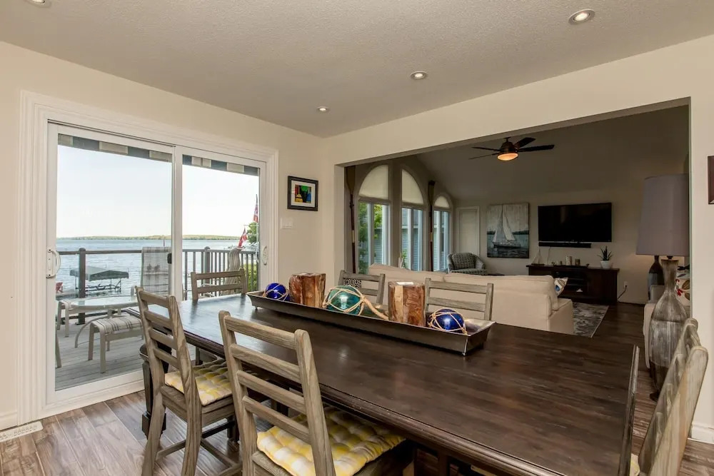 Barefoot Bungalow Gracing the shores of Lake Simcoe, a wonderful family cottage!