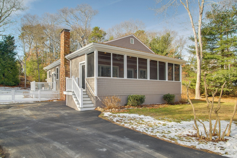 Walk to Sagamore Beach! Curated + Spacious Cottage