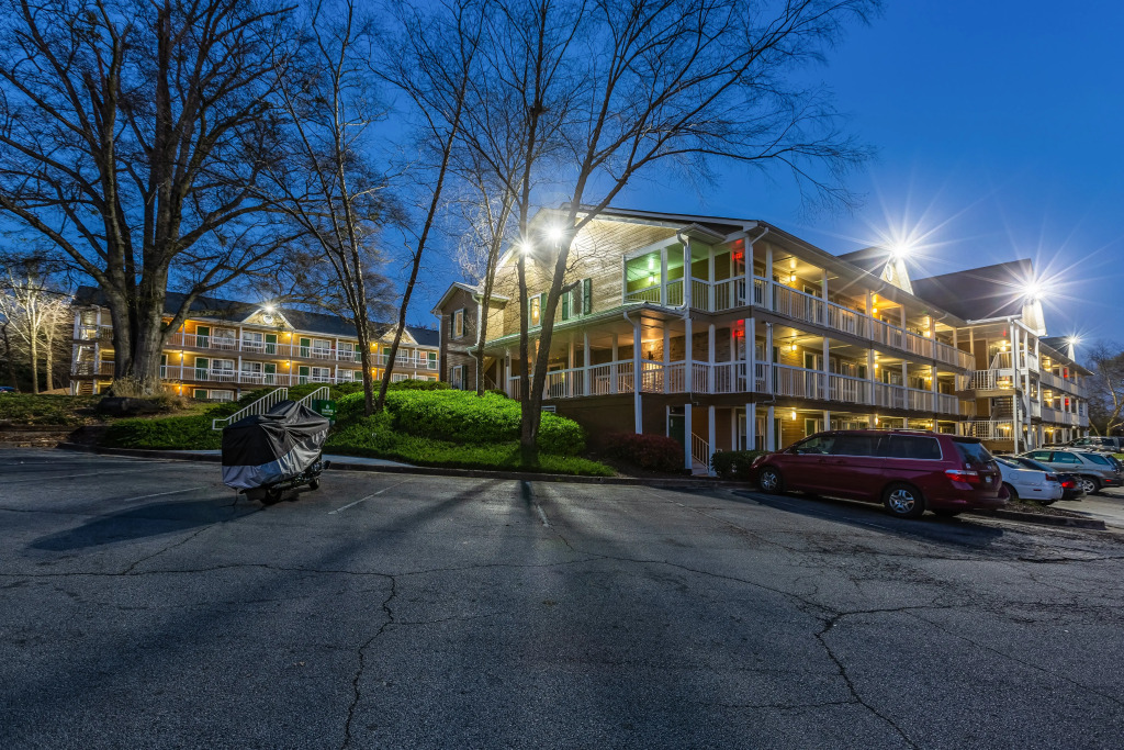 HomeTowne Studios by Red Roof Atlanta - Norcross Downtown