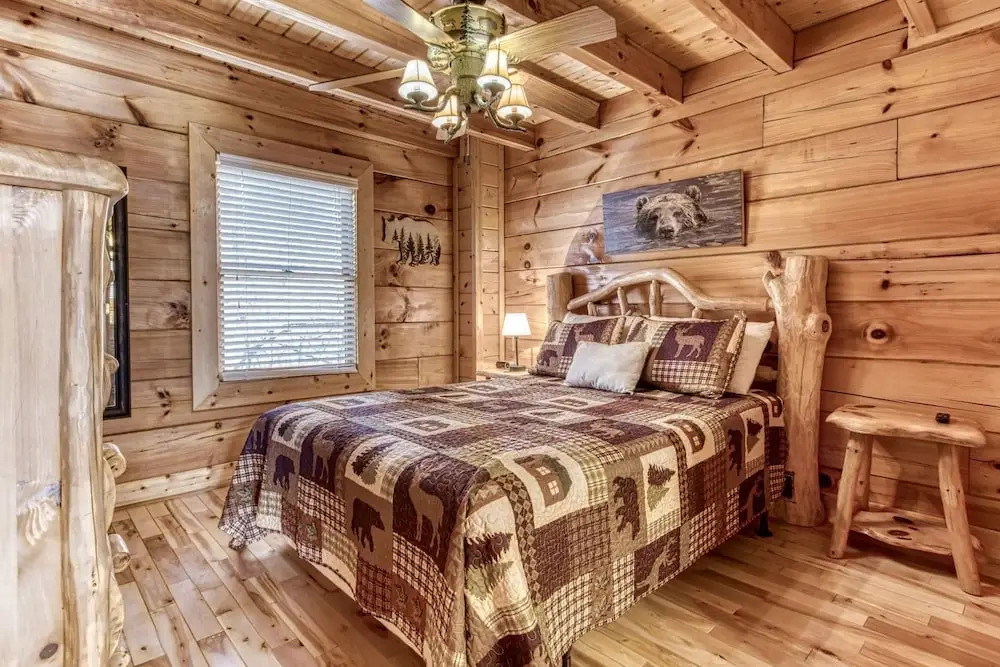 The Wildlife Lodge - Great Location! Close To Tanger Outlets! 5 Bedroom Cabin by RedAwning