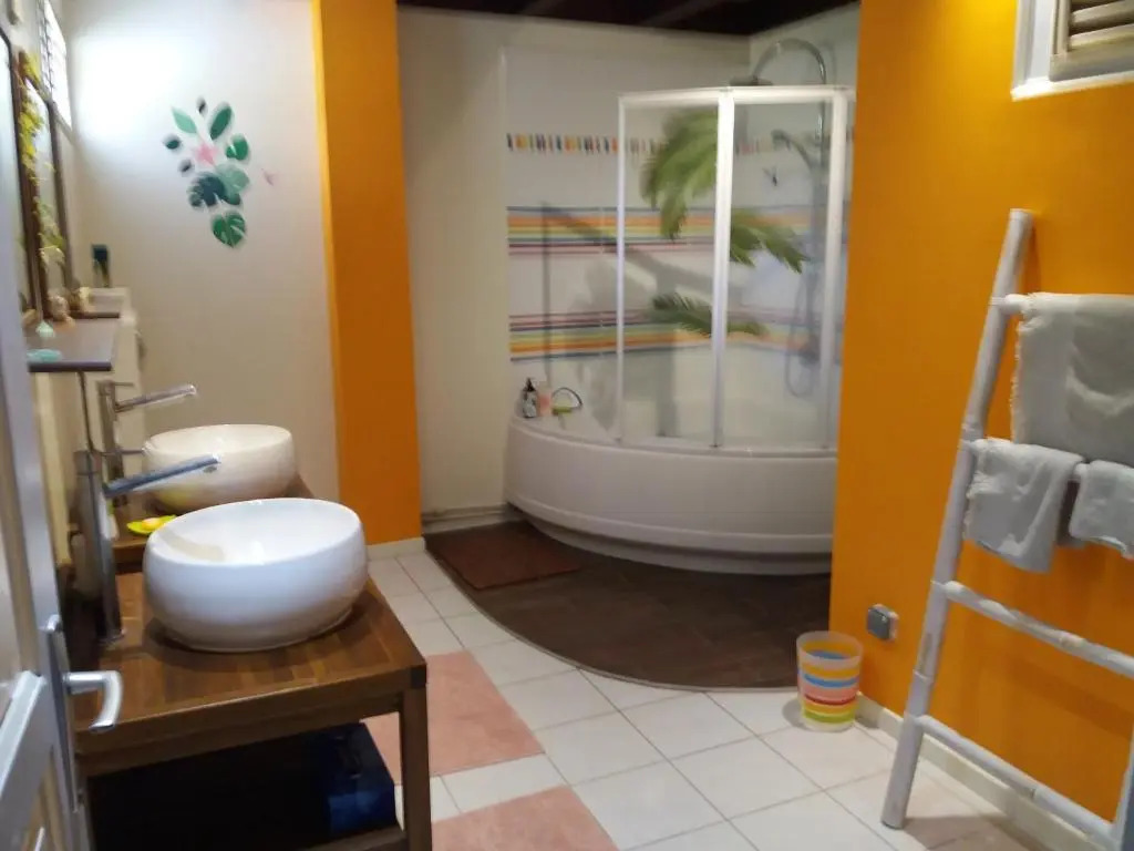 Un séjour privilégié à La Villa Gialla chambre dhôte et loft dans une maison de charme avec piscine à débordement