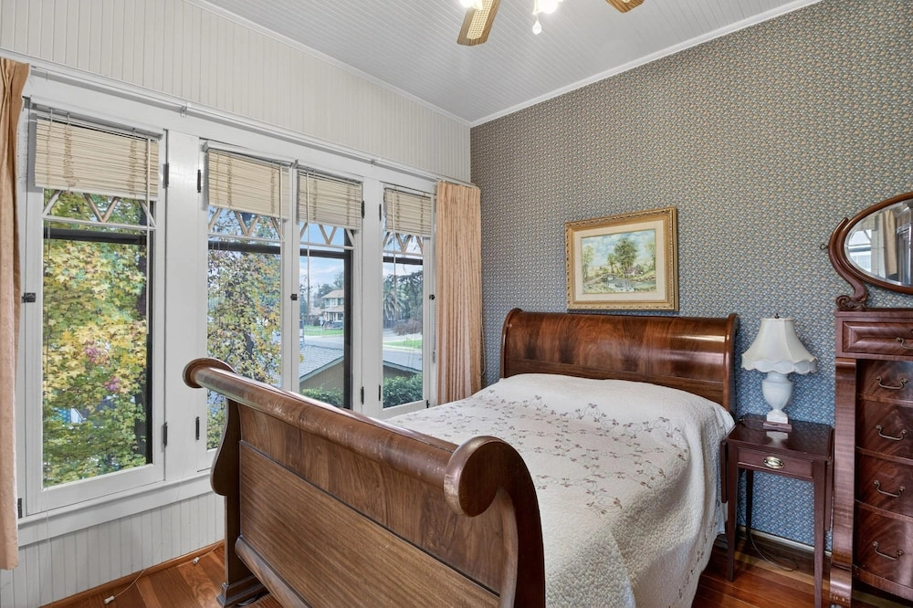 The Spalding House Comfort In Visalia 4 Bdrm Home Pets OK!