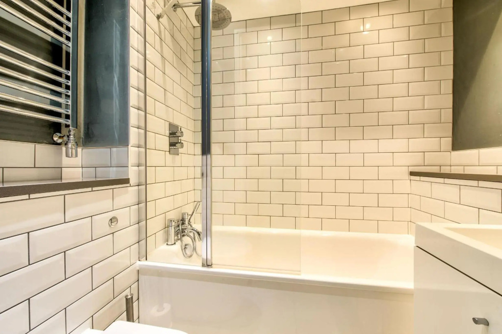 Bright and Spacious 4-bedroom Apart in Stockbridge