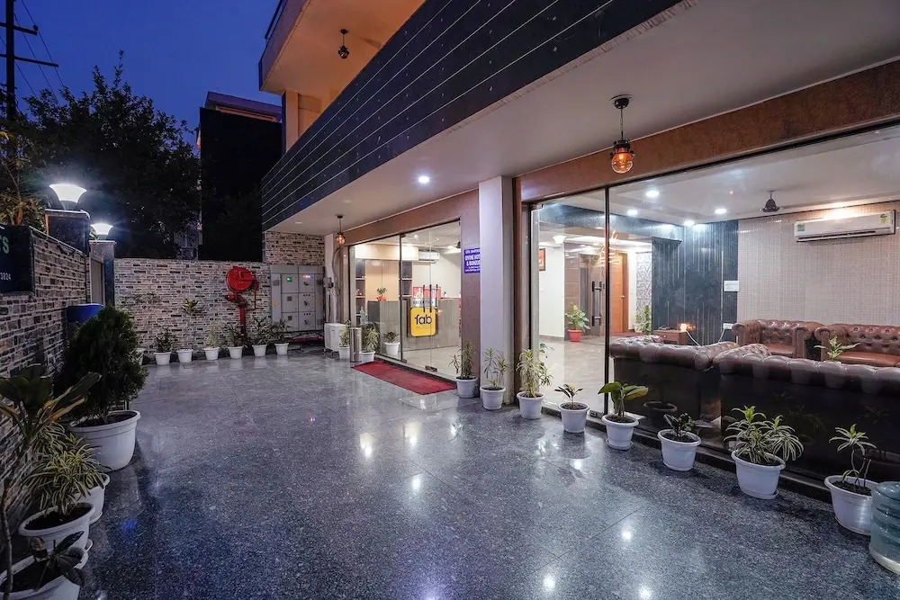 Fabhotel Divine & Banquet