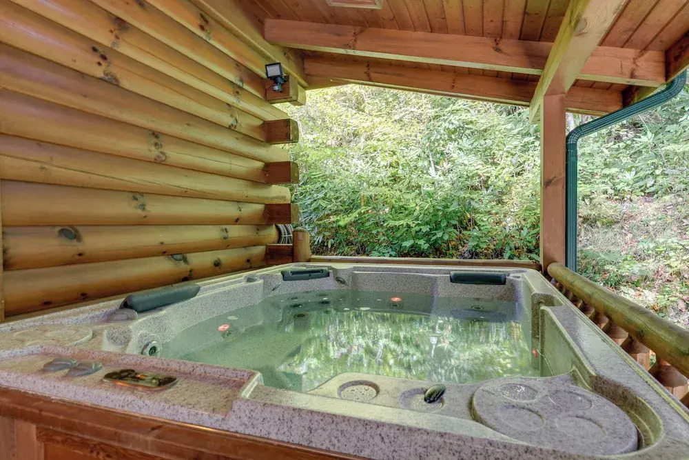 Creekside Maggie Valley Cabin: 2 Mi to Skiing!