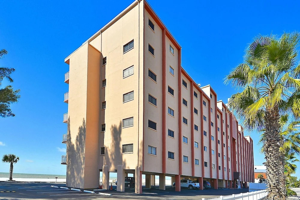 Sunset Chateau 609 Top Floor/ Amazing Views/ Great Location!