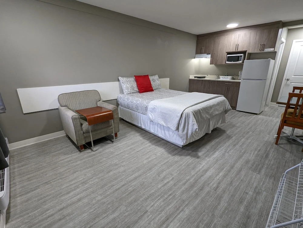 Riverside Motel & Suites