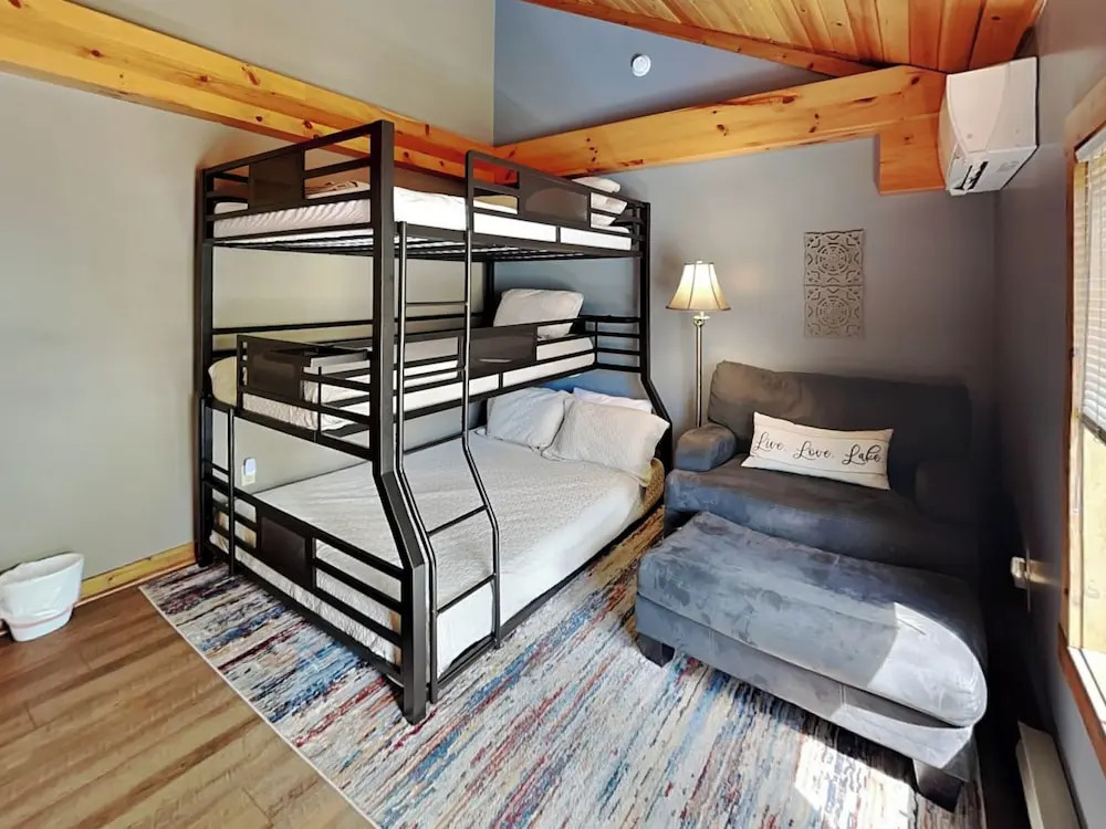Sunplace 30 by Taylor Made Deep Creek