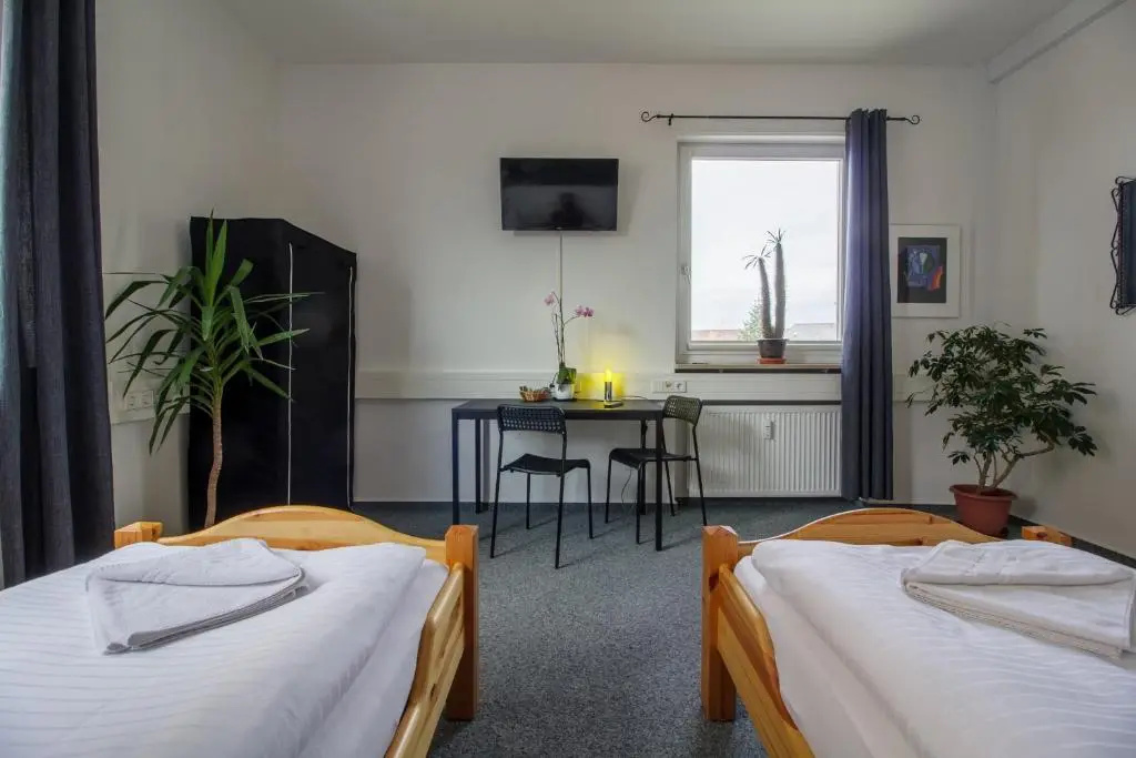 ROOM 1 / ROOM 2