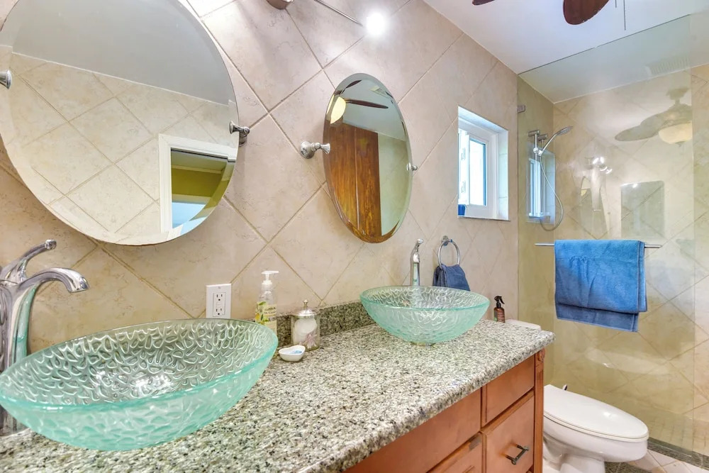 Siesta Key Oasis w/ Outdoor Pool + Screened Lanai!