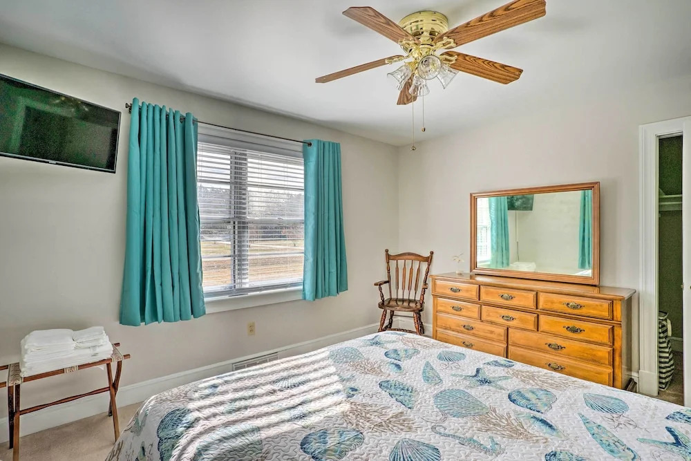 'the Oyster Bed' Retreat w/ Pool & Game Room