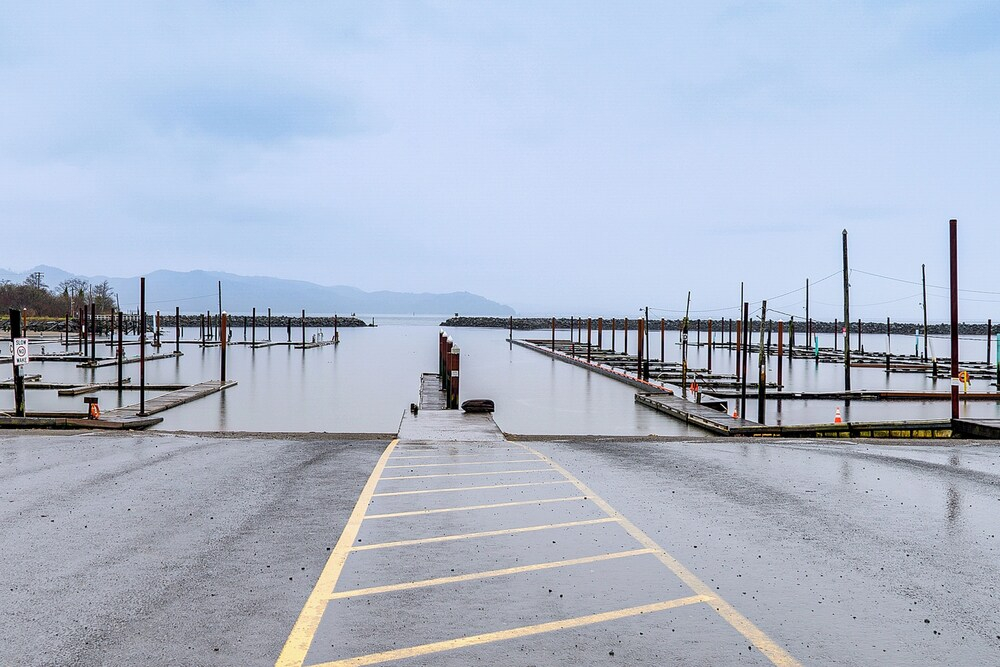 Walk to Marina! River-view Retreat in Hammond