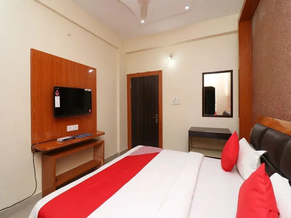 FabHotel Neena Palace