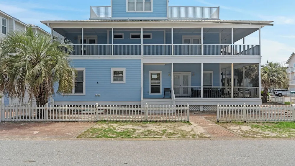 Holiday House by Avantstay Oceanview, Steps to Beach