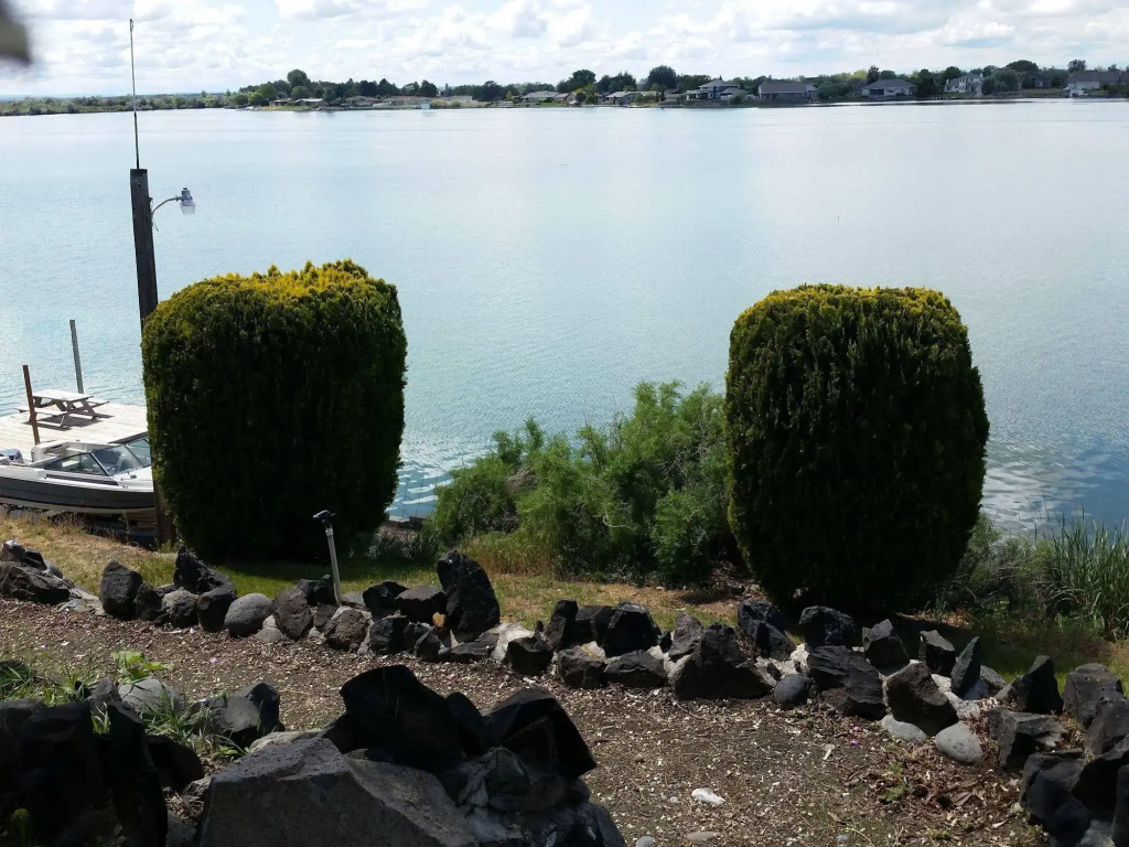 Lakeshore Inn Water Front