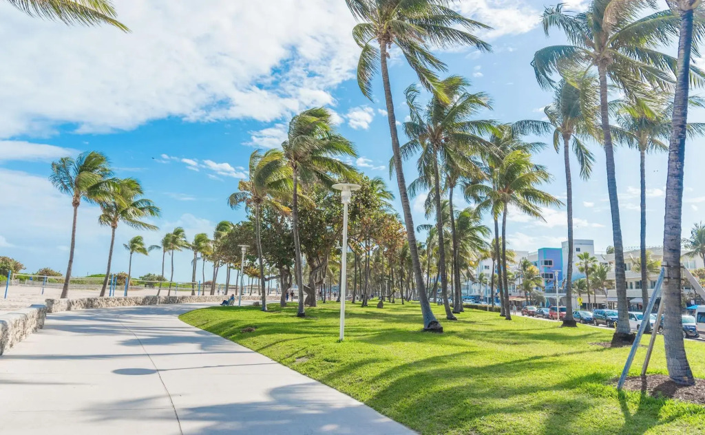 Baybreeze Apartments by Lowkl
