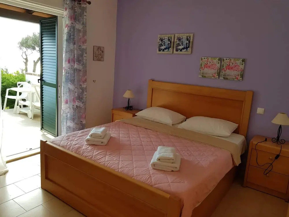 Menigos AB4G no50 Beachfront 2 Bdr Apt