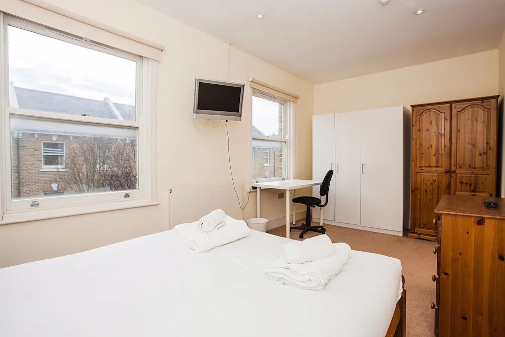 Modern & Spacious Home on Old Kent Road