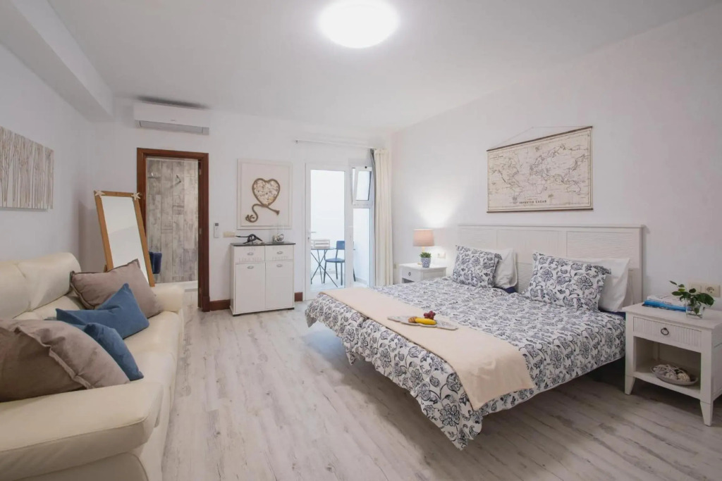 FRONTLINE VILLA 25, well-designed with a heated pool