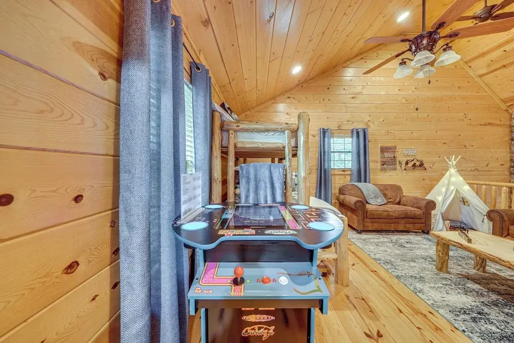 Hot Tub + Game Room: Family Retreat in Broken Bow