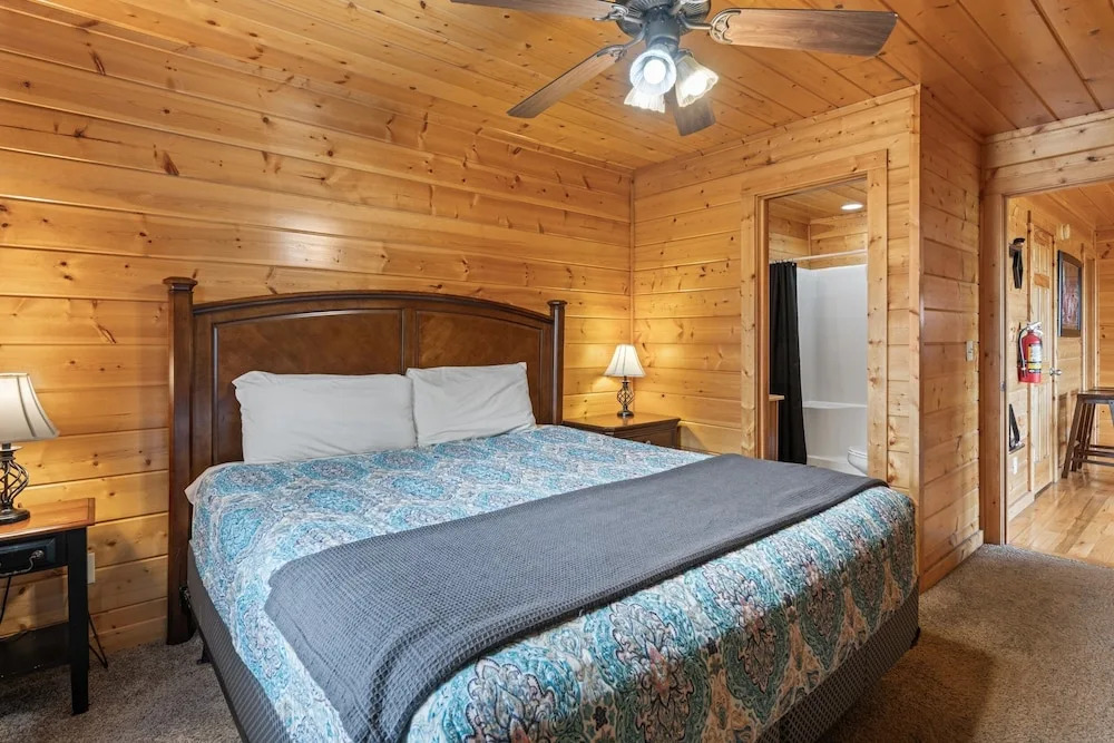 Panoramic View 6 Bedroom Cabin by RedAwning