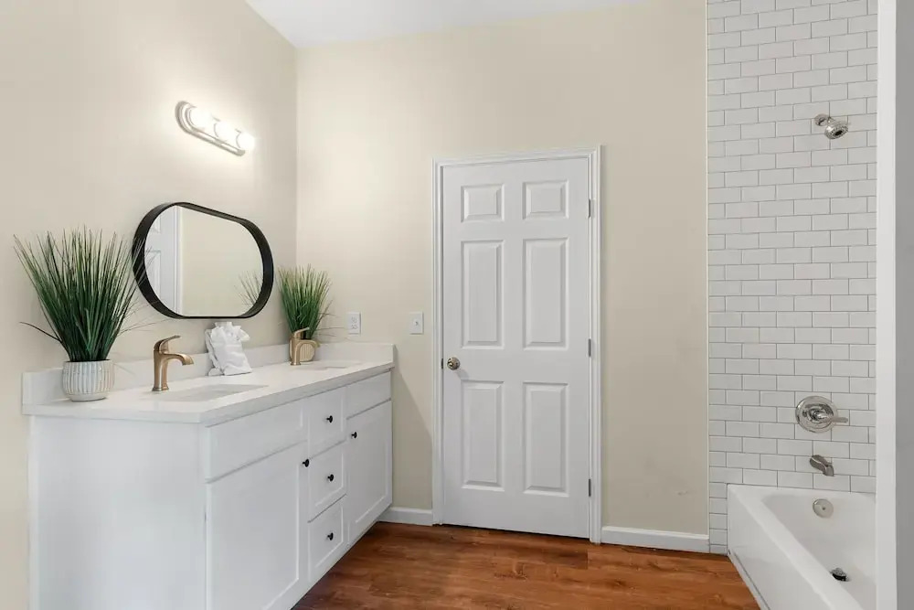 Comfortable 6BR 3BA Home w Large Yard