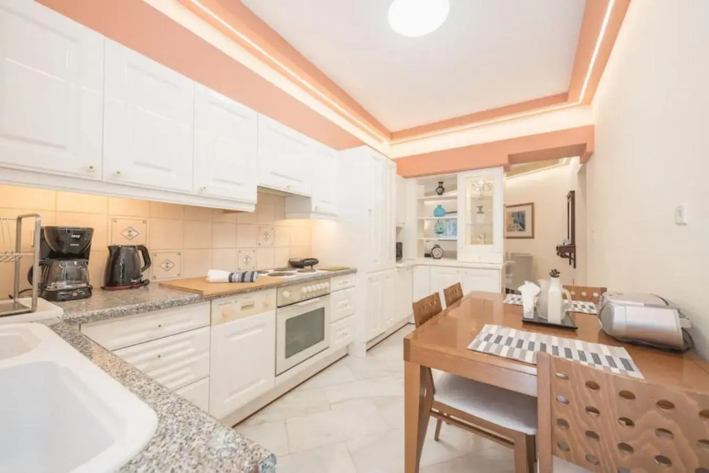 Central 3BR Apartment Next to Panormou Metro!