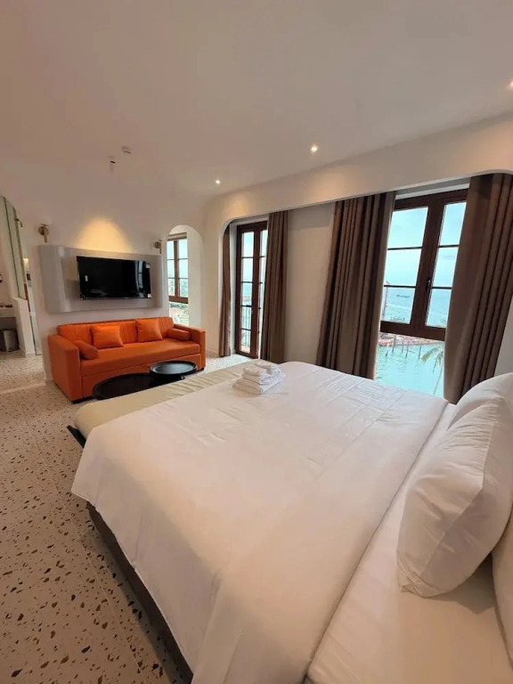 Maharaja Lounge & Hotels