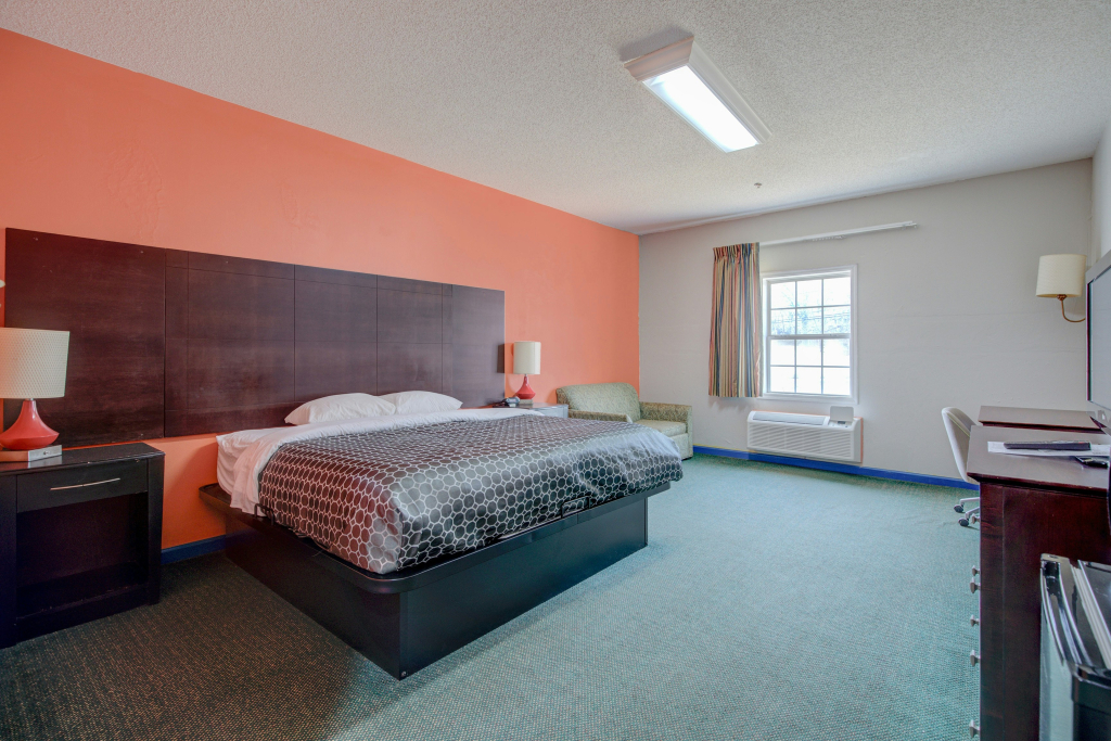 Plantation Inn & Suites Near Locust Grove I 75