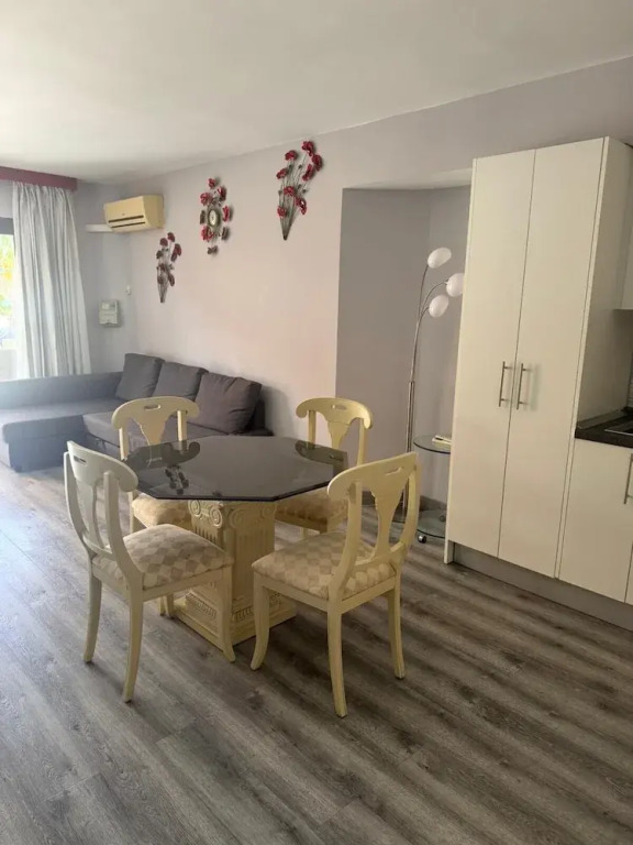 Las Americas 1-bed Apt, Sleeps 5, Pool, Parking