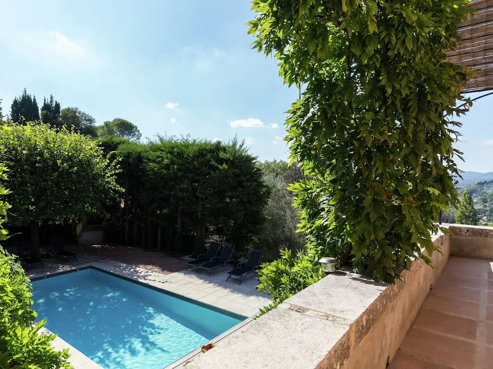 18thC perfumers home, heated pool & view