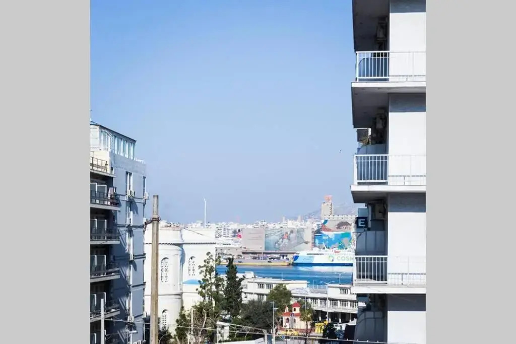 Neoclassical apartment with 3 bedrooms in Piraeus
