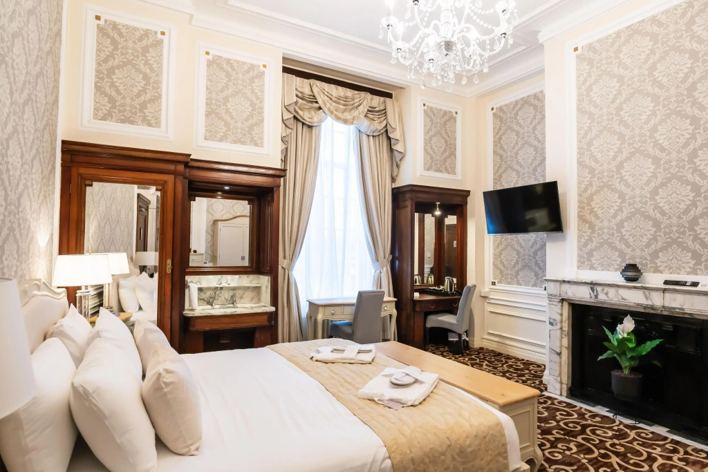 Adelphi Hotel