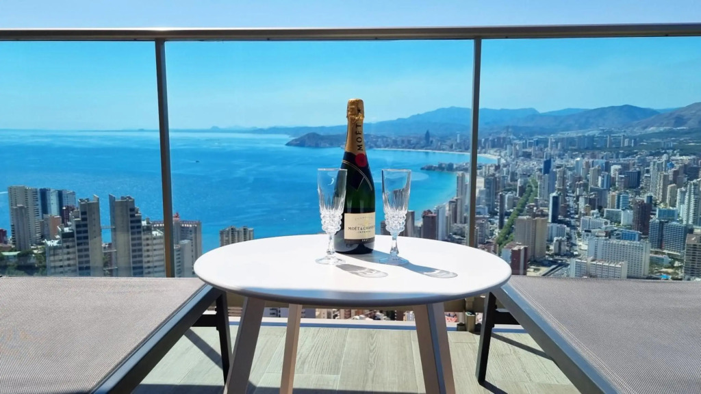 Skyscraper apartment with panoramic views - floor 38